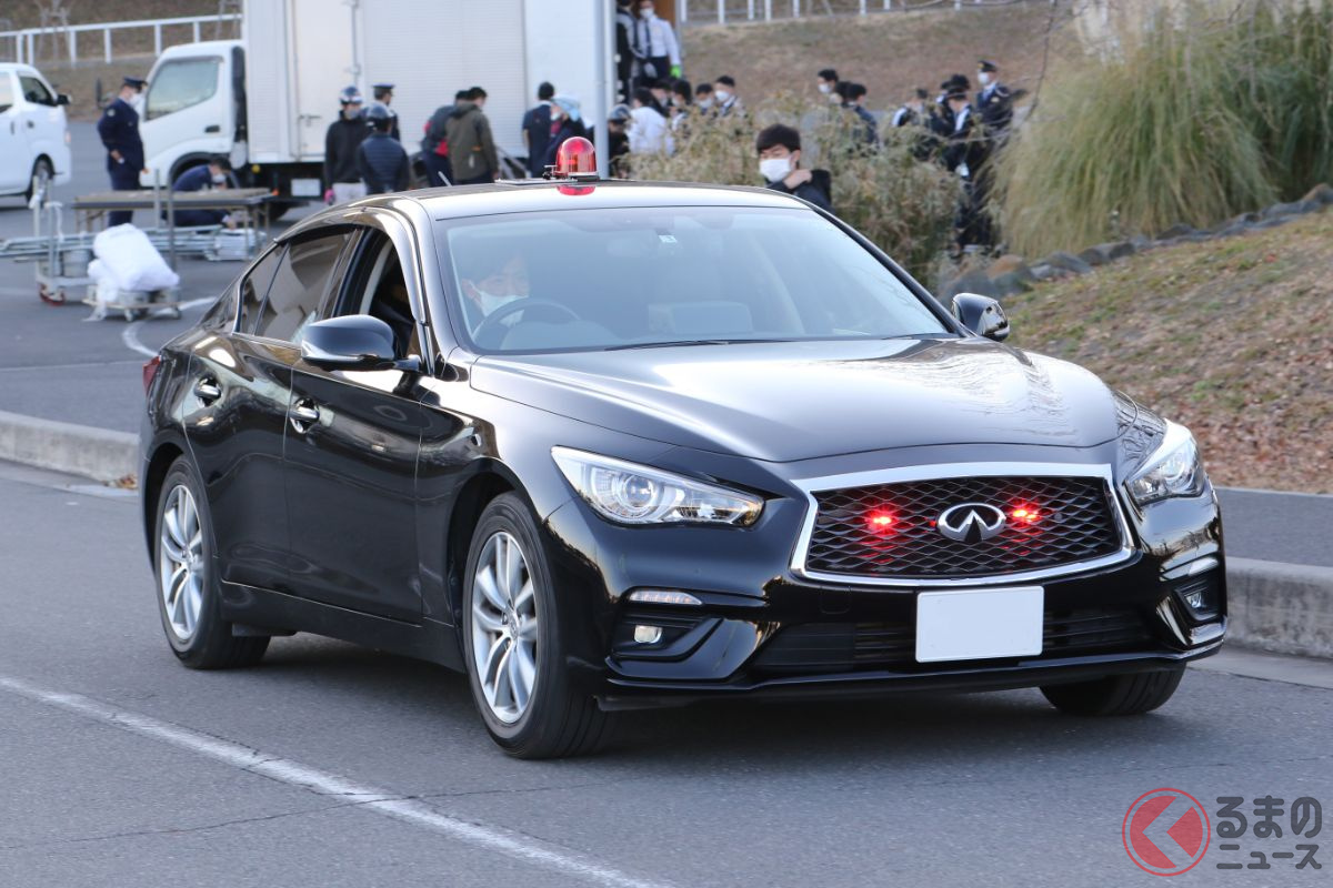 追跡中パトカーと軽自動車が衝突!? 45歳女性が胸の骨を折る重傷に緊急車両が接近どうする？ 元警察官が解説くるまのニュース