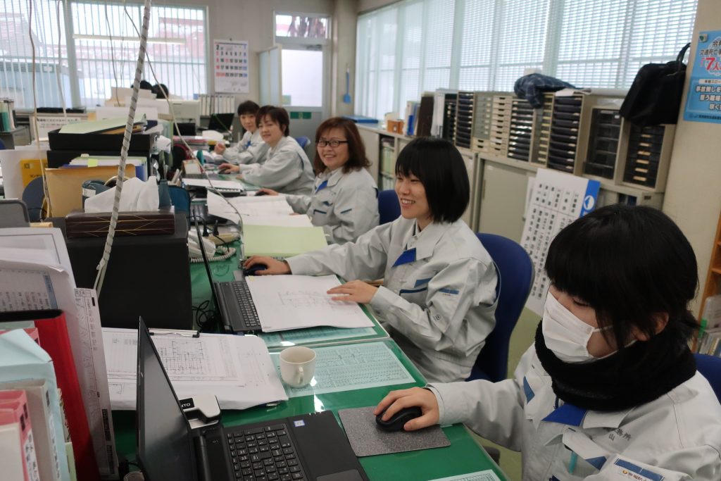 女性が一番素敵に見える作業着”とは？ニュースイッチ by 日刊工業新聞社