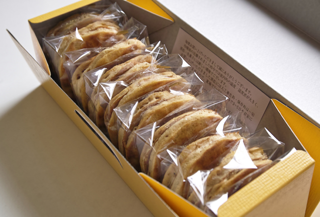 黒松 黒松本舗 草月 東十条「一店主義」「作りたてを提供」「本店以外買えない」などが有名な、東京三大どら焼きの一つ✨長い行列を待ってでも手に入れたい名品✨ 菓子の記録帖、名店の銘品フェアで販売しております。 入荷曜日は画像をご覧ください！ ※季節や天候