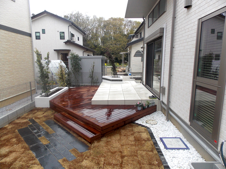 お願いだからやって！ タイルデッキ水溜まり対策 ランキングTOP3 ①タイルデッキの水が 一定方向に流れるように 勾配をつける ②排水用の溝をタイルデッキの 外周に設ける ③雨水枡に水が 流れるよう 庭の土に勾配をつける これを全てやれば 水溜まりの心配はありません☺️✨あなたにとって満足のいく タイルデッキに出会えますように✨