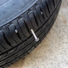 怖い、、🛞 パンク修理のご依頼増えてます！！ タイヤがパンクする主な原因は釘などの異物の刺さり縁石に擦る空気圧不足またはタイヤ自体の劣化や摩耗の進行が主な原因ですが、、気温上昇によりタイヤの空気圧が上昇や、路面温度の上昇によりパンクすることもしばしば