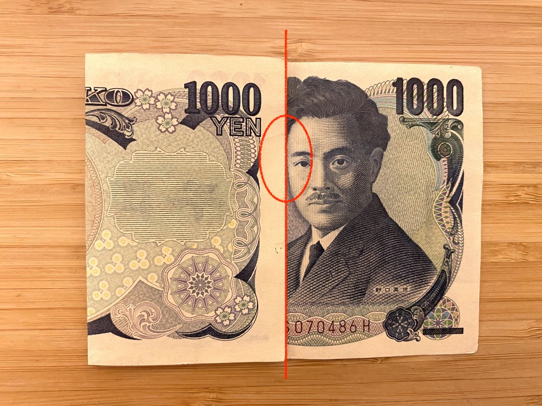 新札をキレイに三つ折りにする方法🧧, こんにちは！Onnela編集部のRinです！, まもなくお正月ですね🎍, お正月といえばお年玉🧧,今年からお札が新しくなりましたね💴, 新しいお札は微妙に大きさや人物の位置など, 違っていることを皆さん知っていますか？,そこで今回はポチ袋にピッタリ入る, 新札の三つ折りをご紹介します‼️, ⚫︎新千円札の場合, ・左の耳の端に合わせて折る,