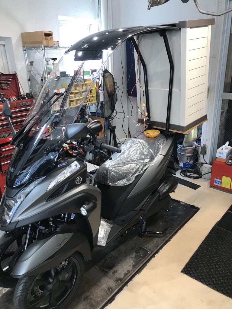 全天候型のルーフ付きトリシティ、アウトドア キャンプもイケる装備です！東京モーターサイクルショー2022Motor-Fan モーターファン自動車関連記事を中心に配信するメディアプラットフォーム