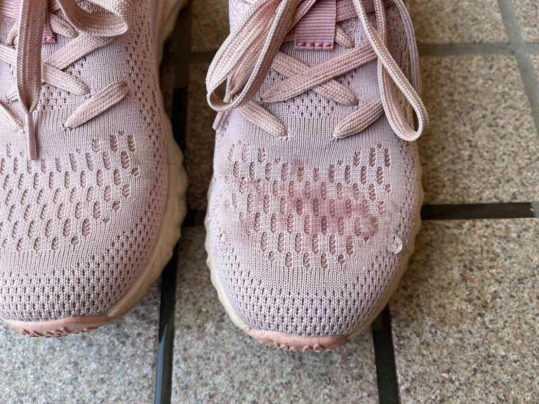 100均ダイソー「フッ素防水スプレー」をスニーカーにかけてみた！売り場と実力は？イチオシichioshi