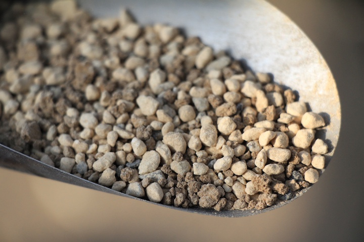 鹿沼土 かぬまつち とは？赤玉土との違いや、基本的な使い方・特徴について。オーガニックフローOrganic Flow