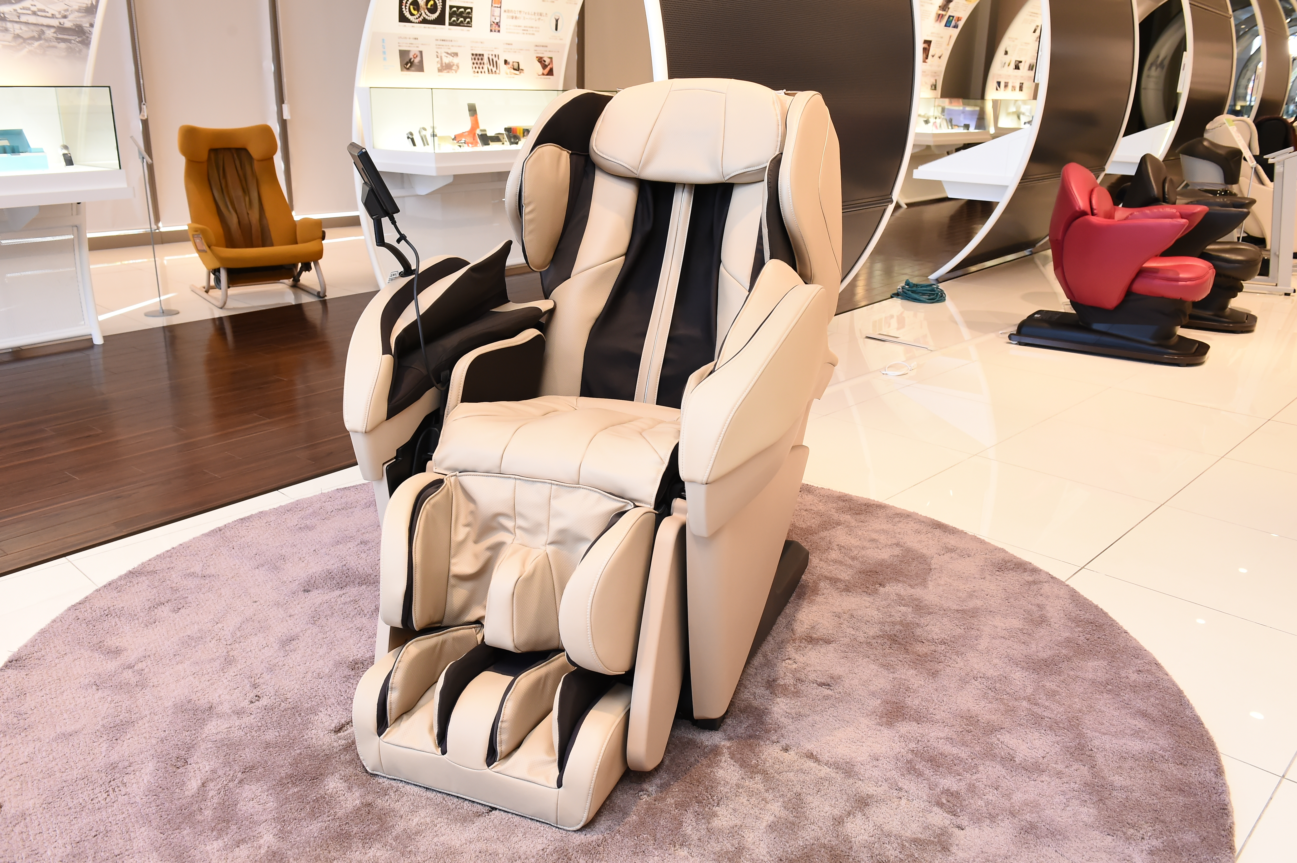 女性用 仕事服 ビジネス 足 マッサージ 店の 湯 技術者の 作業着 女性は 年齢を 減らす の フロント デスクの シャツ プリーツスカート スーツ季節別 働く女性のオフィスコーデおすすめ65選 「明日何着よう？」から脱却Oggi.jp