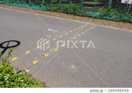 タイヤバースト」「エアロ破損」！ ちょっと踏むとウン十万円の出費もある路上の「トラップ」たち自動車情報・ニュース WEB CARTOP