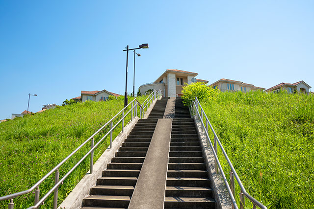 ひな壇になっている土地の売却はどうやるの？不動産売却初心者向けメディア「売却一年生」