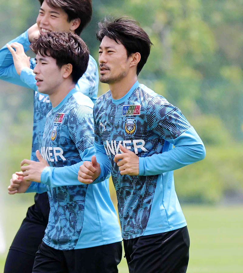 家長昭博選手 ドリブルでゼロのスピードから相手を抜き去る力、キープ力、フィジカルも強ければ、パスもシュートも決めきる力がある選手！！何より話して分かった様々な経験からの言葉の重み✨ 向上心を持ち続けるから今があるのかと感心させられました！！ 楽しい撮影で