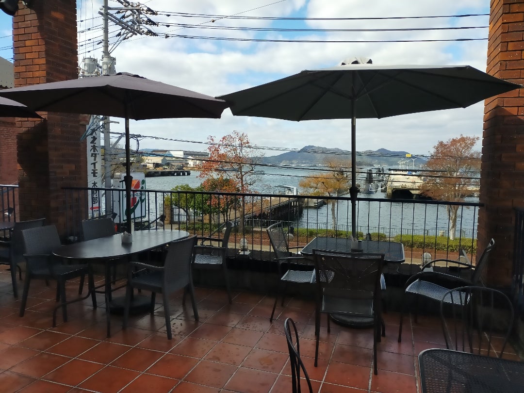 潜水艦を眺めながらゆっくりと♪呉にある港町珈琲店の海自カレ