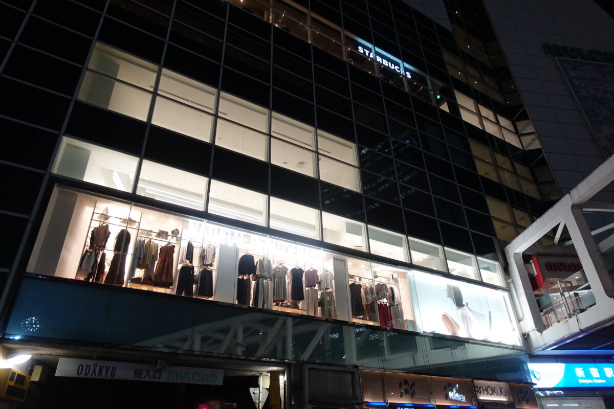 3月16日に新宿ミロードが閉店😭⁠ ⁠ ＼行ってみたいと思ったら保存してね📲 ⁠ ⁠ 「新宿アルタ」の閉店に続いて、2025年3月16日 日 、新宿 駅新宿駅を彩った商業施設「新宿ミロード」 @shinjuku_mylord も40年の歴史に幕を下ろす。⁠ ⁠ フィナーレのイベントとして、3月10