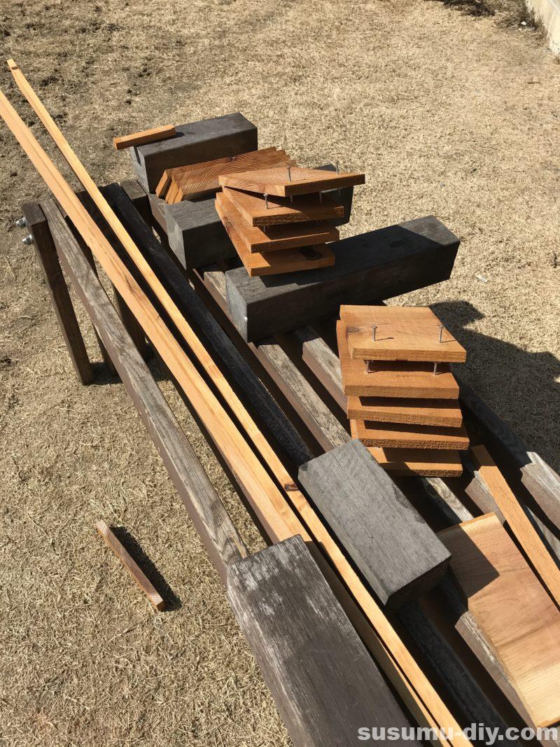 ウッドデッキ物置＃１１ 扉のラッチ取り付け・外壁よろい張りがついに・！ ～すすむDIY - susumu-DIY