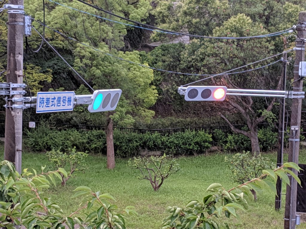 フラット型』に『カプセル型』―積雪地用信号機が近未来的でカッコイイ - ライブドアニュース