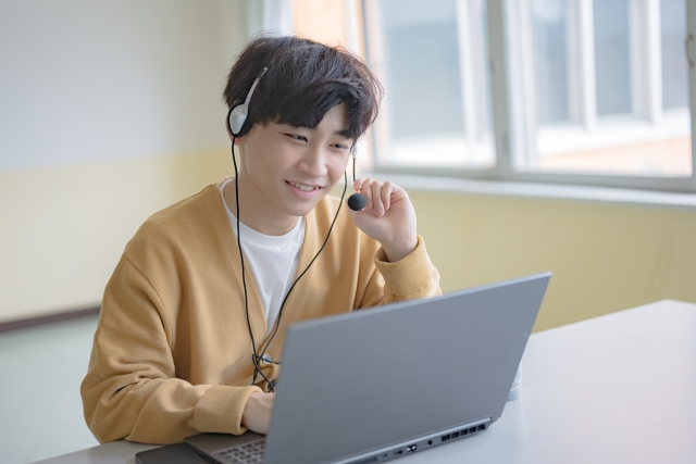 ひどい日を過ごしている彼の仕事を嫌う面白い狂った若いサラリーマン。怒っているのは、クレイジーな男がラップトップをハンマーで叩いて怒り狂って壊したことを強調した。コンピューターの障害、エラー、仕事の概念でのストレスの写真素材・画像素材Image 172959820