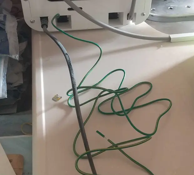 電子レンジにアース線をつけないと危険な理由と簡単に取り付ける方法アウトドアな青空