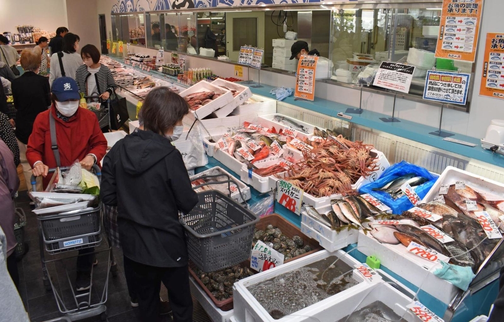 神戸市灘区 「トーホーストア 六甲道駅前店」6月13日で閉店。すでに、赤い看板が外されていました。号外NET 神戸市灘区・東灘区
