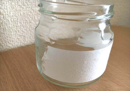 コラム シールのべたべたが残らない！瓶に貼られたシールをきれいに剥がせる方法 – モアモアショップ