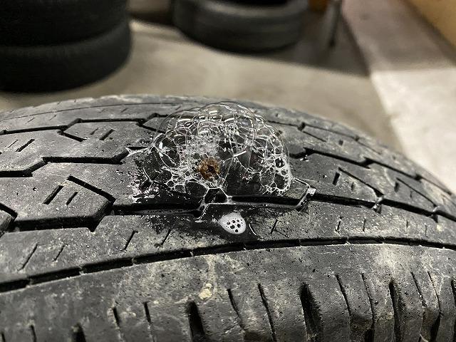 タイヤに釘が刺さったらどうすればいい？対処法や注意点を徹底解説！