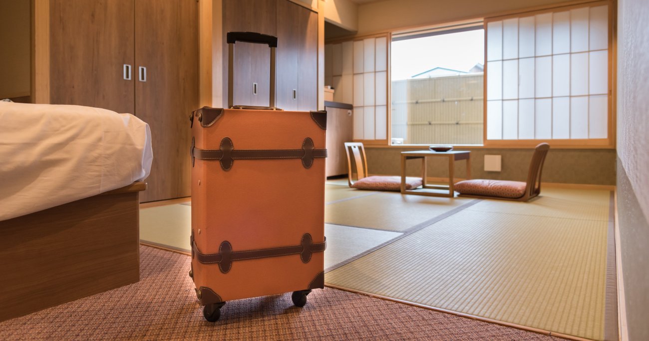 バッグの置き場所のマナーは？ シーン別にご紹介！暮らしのマナーAll About