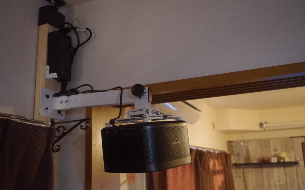 プロジェクターの簡単な天吊り方法を解説！天井穴あけ不要で賃貸もOK - Rentio PRESSレンティオプレス