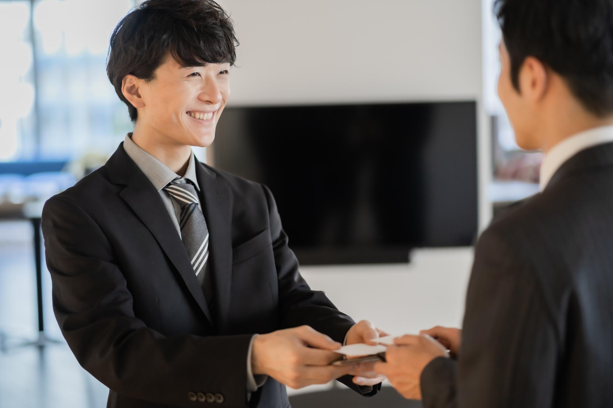 名刺交換のマナーとは？もらい方からNG行動までを徹底解説営業DX Handbook by Sansan