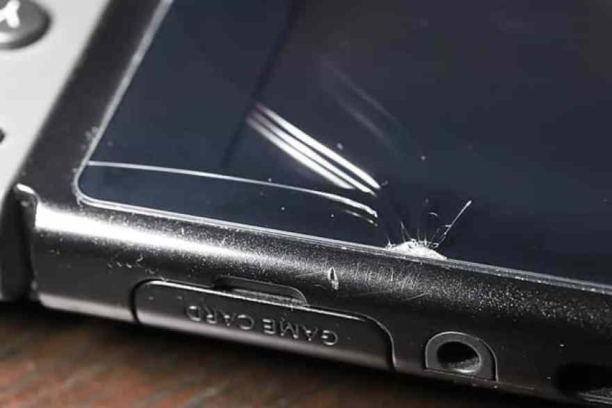 Nintendo Switchのガラス保護フィルムが割れた！本体は無事？上手に剥がす方法もスーログ