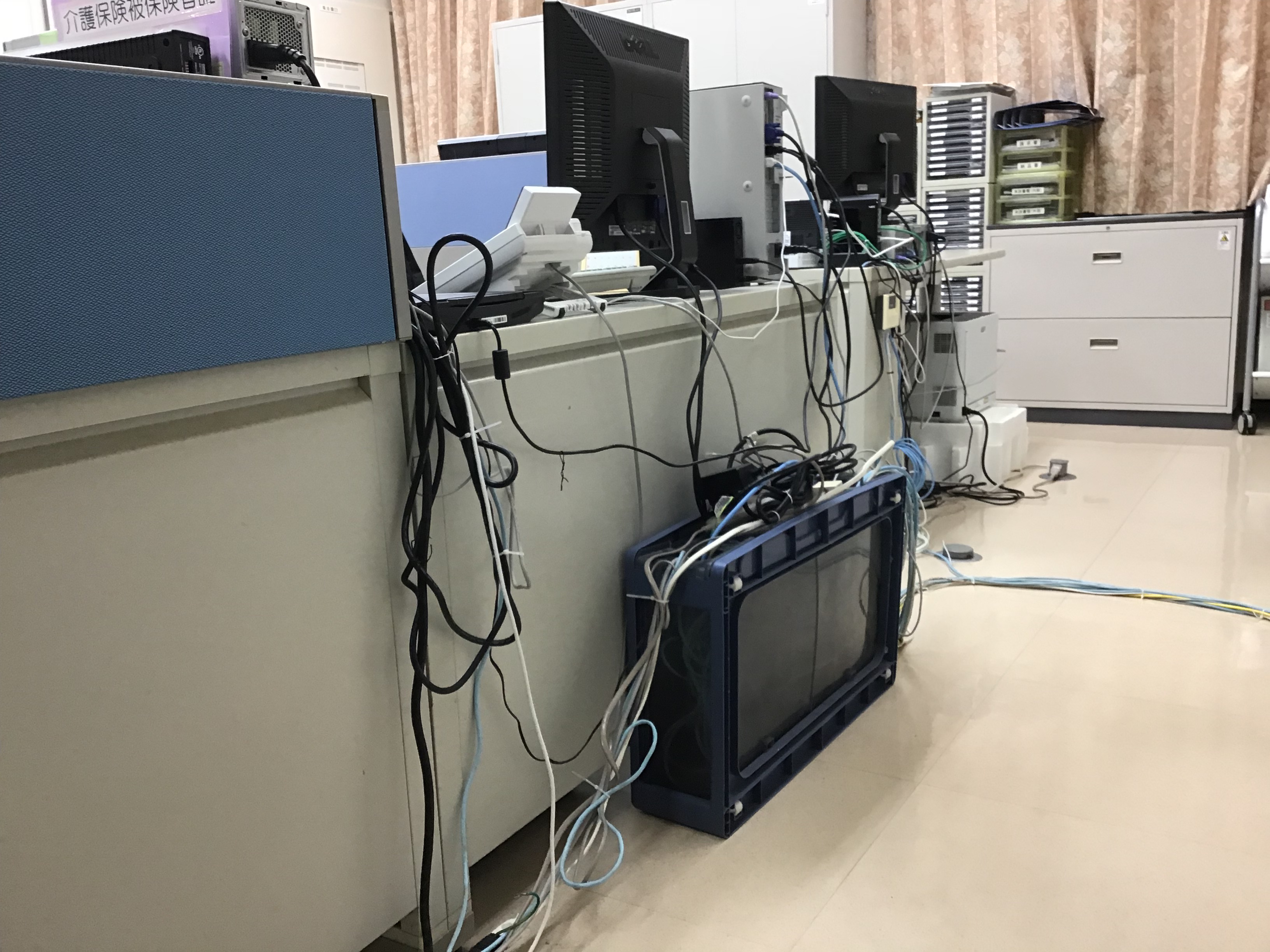 オフィス内の配線をまとめました！鹿児島オフィスづくり.com