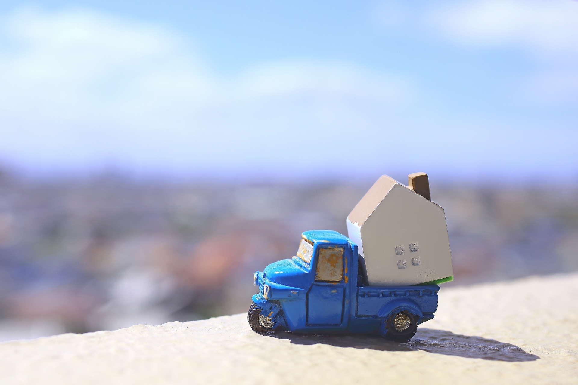 突然の転勤！持ち家はどうする？！👔🏠 突然の転勤 そんな時「持ち家」はどうすればいいのでしょう🌀賃貸と違って引越しをすればOKというわけにはいきませんそこで今回は「持ち家」があるのに転勤が決まった場合に 考えなければならないことや５つの選択肢のメリット