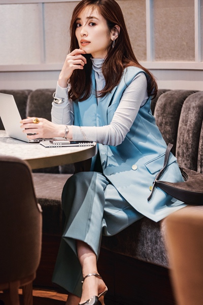 Amazon.co.jp：BRILA 低反発素材 マウス&キーボードリストレスト サポートパッドクッションセット コンピュータ ノートパソコンオフィス 仕事 PCゲーム用 マッサージ穴デザイン 簡単タイピング 黒，キーボードパッド : パソコン・周辺機器