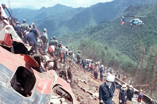 写真4ページ目 「あんたら日航は何をやっているんだ！」現場にはバラバラの遺体、木の枝にひっかかったままの腕も 520人が死亡「日航機墜落事故」の衝撃写真文春オンライン