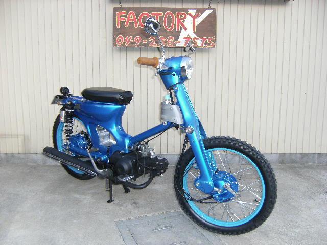 ホンダ スーパーカブをスクランブラースタイルにカスタム ブロックタイヤや幅広のアップハンドルでらしさを演出インターネットコム