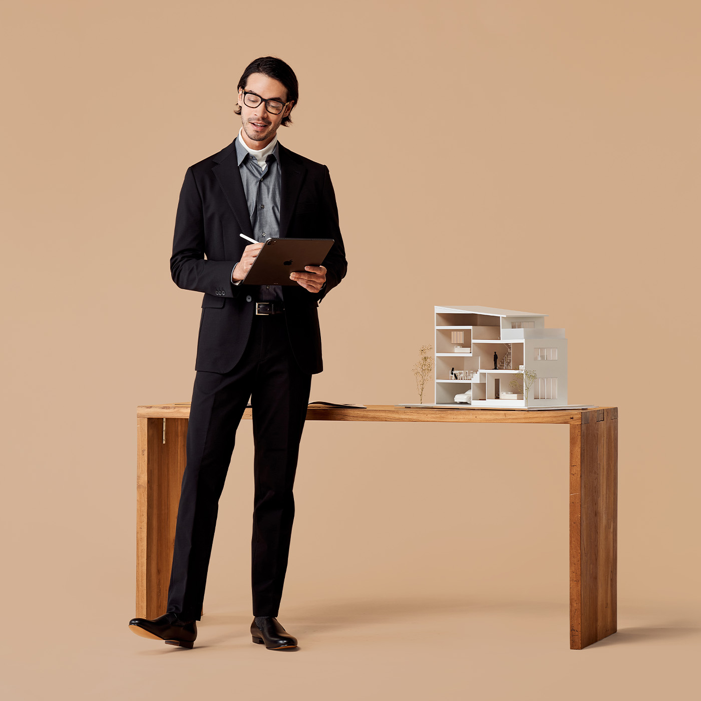 メンズのオフィスカジュアルに合わせる靴の選び方は？おすすめコーデを紹介 - ENJOY ORDER Magazine