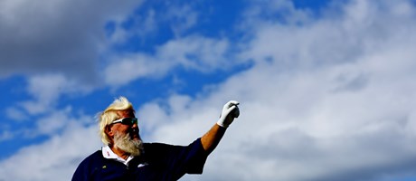 GOLF STYLE Archives 2013年3月号 vol.67ソニーオープンの月曜日、火曜日は多くの選手のクラブセッティング を撮影するために、取材班は毎年3番ティーボックスにスタンバイ。そこに異様なパーティが登場！そう、いつもファンキーなウェアが素敵なジョン・デイリーさん