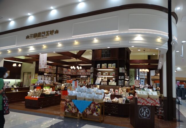 三國屋善五郎 - 新茶続々入荷中です🌱 冬の間に静かにゆっくり眠り しっかり養分を蓄えたお茶の樹。 春一番に芽吹く新芽にはその旨み、甘み、香り、そして栄養分がぎゅっと凝縮されています。 三國屋善五郎では日本各地からよりすぐりの新茶をご用意しております