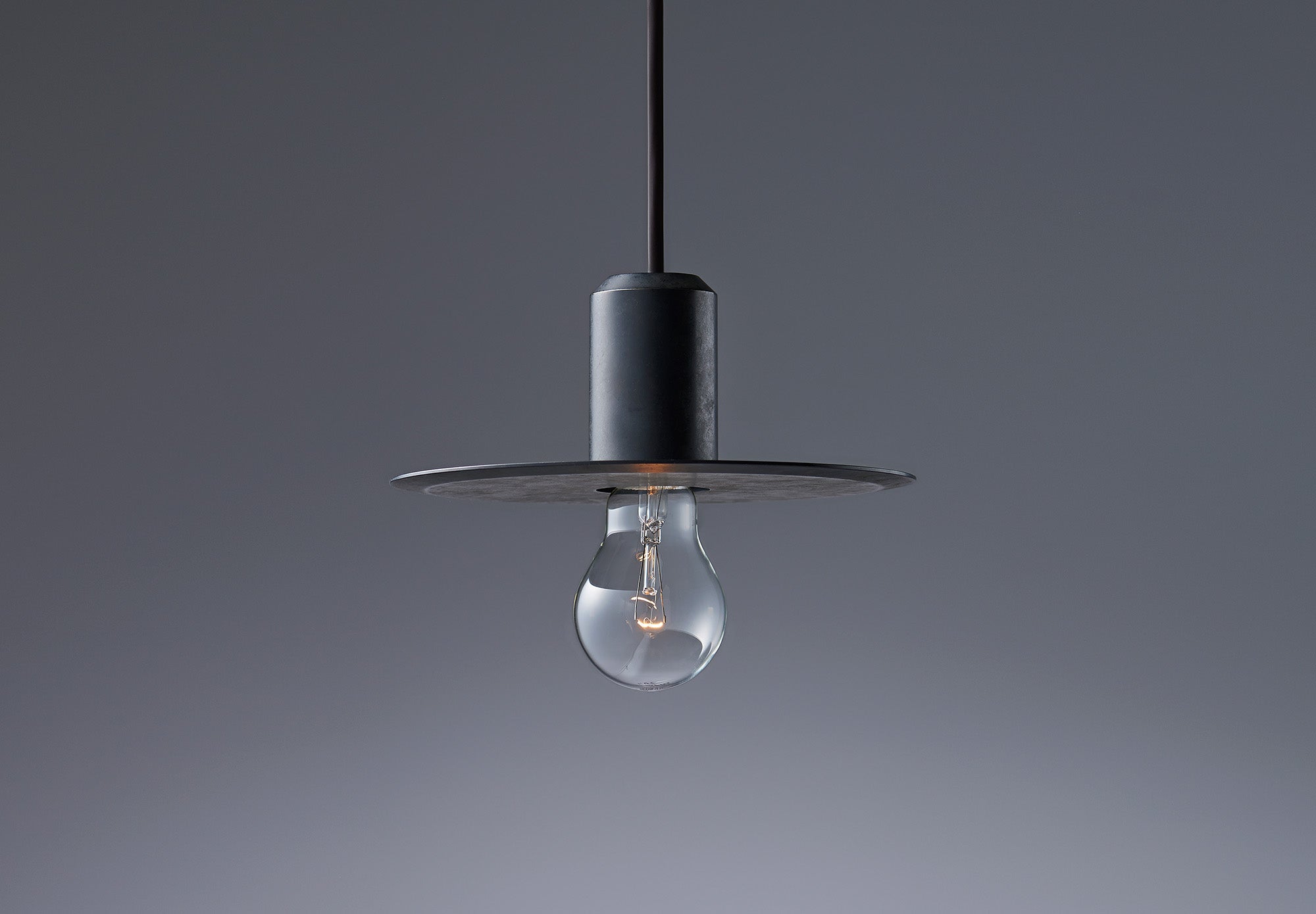 new light pottery - ミッドセンチュリーモダンな家に住む