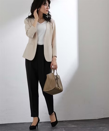 女性版 転職面接にふさわしいスーツとは？失敗しない選び方やインナー・靴・カバンなどのアイテムと着こなし例を解説 - ENJOY ORDERMAGAZINE Ladies