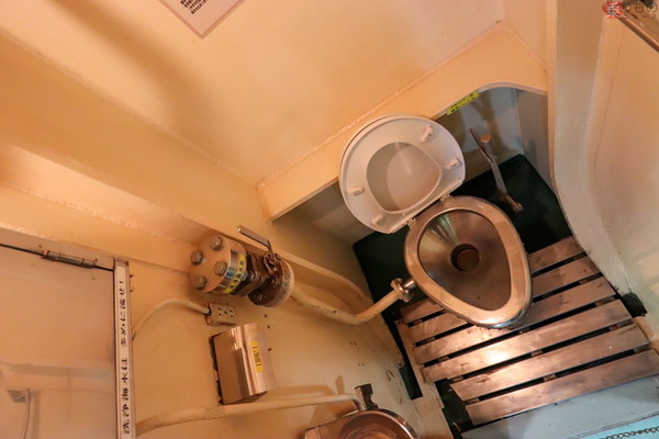 本物の潜水艦で自衛隊生活体験！今日の晩ご飯はカレー！！！ ・o・ ゞ 「海上自衛隊呉資料館 てつのくじら館」 ～はれ船長✕ゆゆ航海士～ -MOBURU+ もぶるぷらす