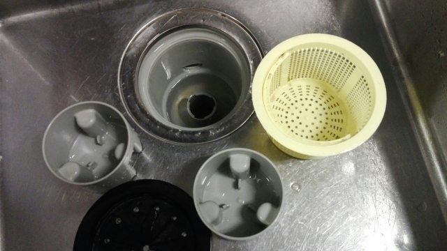 ペットボトルで解決！キッチンの排水溝つまりの応急処置方法をご紹介