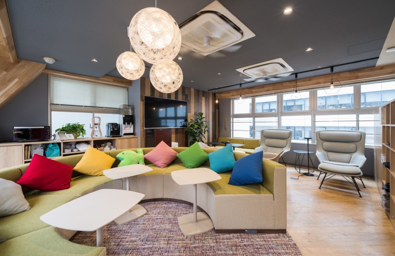 オフィスの休憩スペースが重要な理由とは？導入のコツからレイアウト事例まで - IRISTORIES - アイリストーリーズ