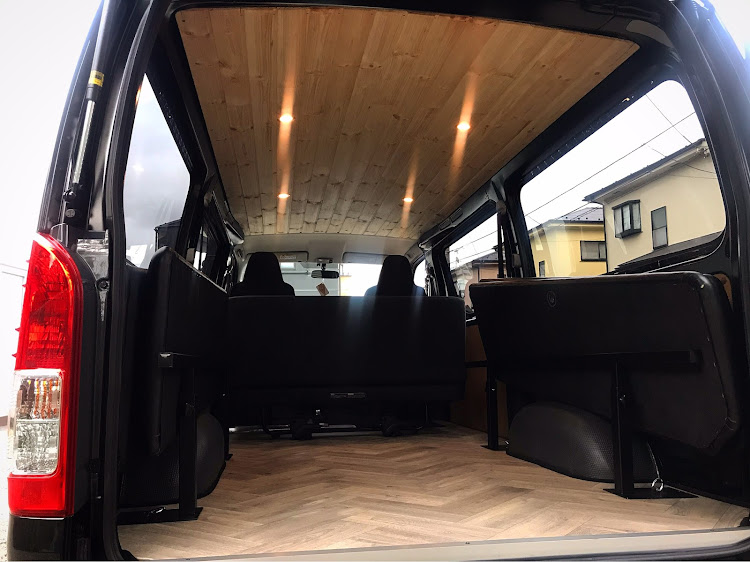 軽バンの天井板張り、バックドア板張りのご依頼です！ デッドニング、断熱施工、調光ダウンライト、板張りの施工をしました。車内が明るくなり車中泊も快適ですね😆朝から登山するために、軽バンで前泊しているお客様 より快適な車中泊をしたいということで、ご依頼