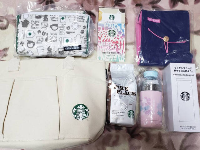 @maru_room_100 スタバの紙袋でオシャレな ティッシュケース作ってみた💡 兄が毎日スタバ買ってくるので たくさんの紙袋が、、、😅捨てるのはもったいないので リメイクしてみる💪 ハサミと両面テープを用意💡 あとは折って貼ってくっ付けて完成✨✨✨ 車で使えるティッシュケースは紙袋の下の方に切り込みを入れるだけ☺️ 取り出しやすくて予備も入れれる❣️ 我が家には色んな紙袋があるので