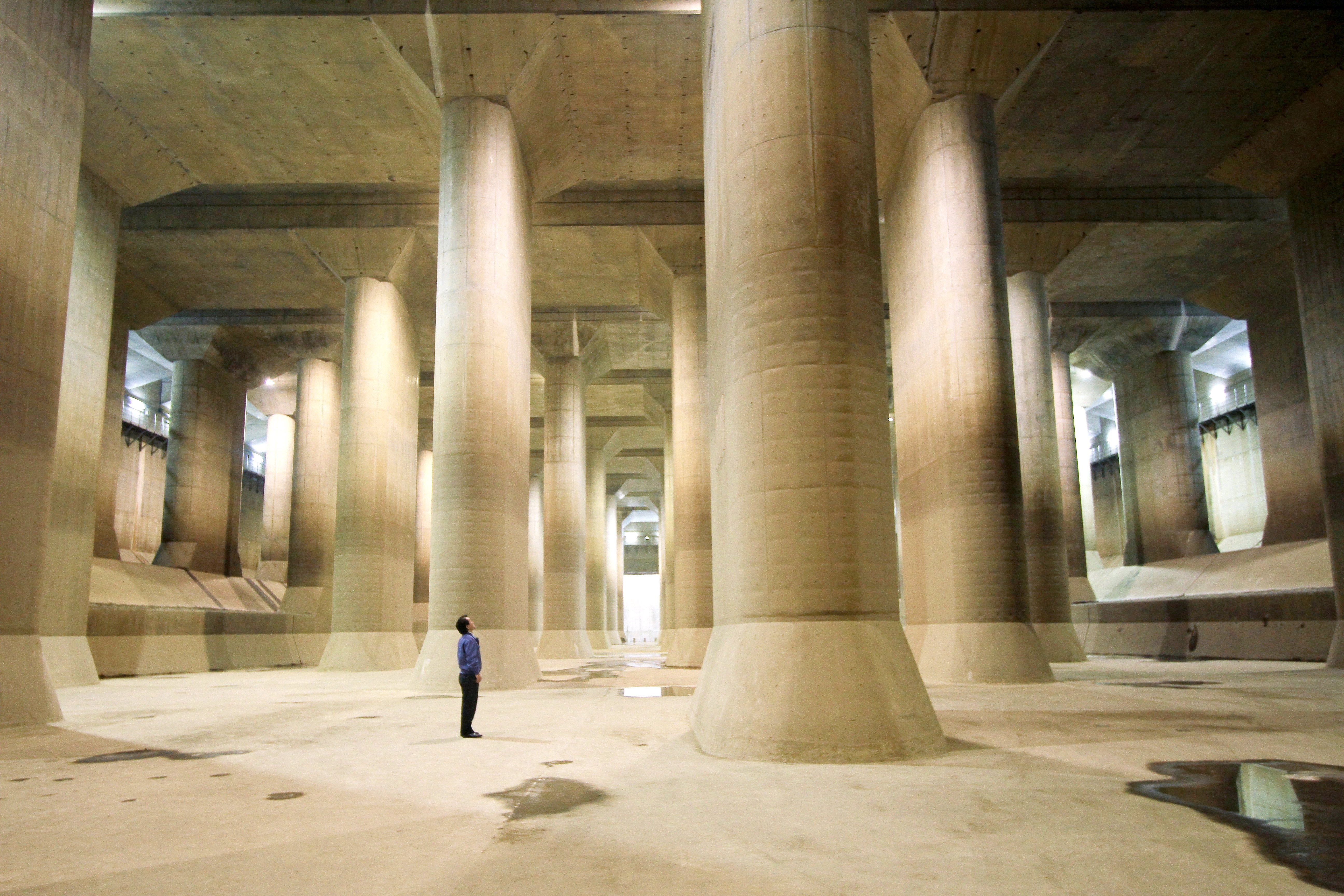 首都圏外郭放水路の調圧水槽の巨大柱 春日部市・埼玉 の写真素材168630452- イメージマート