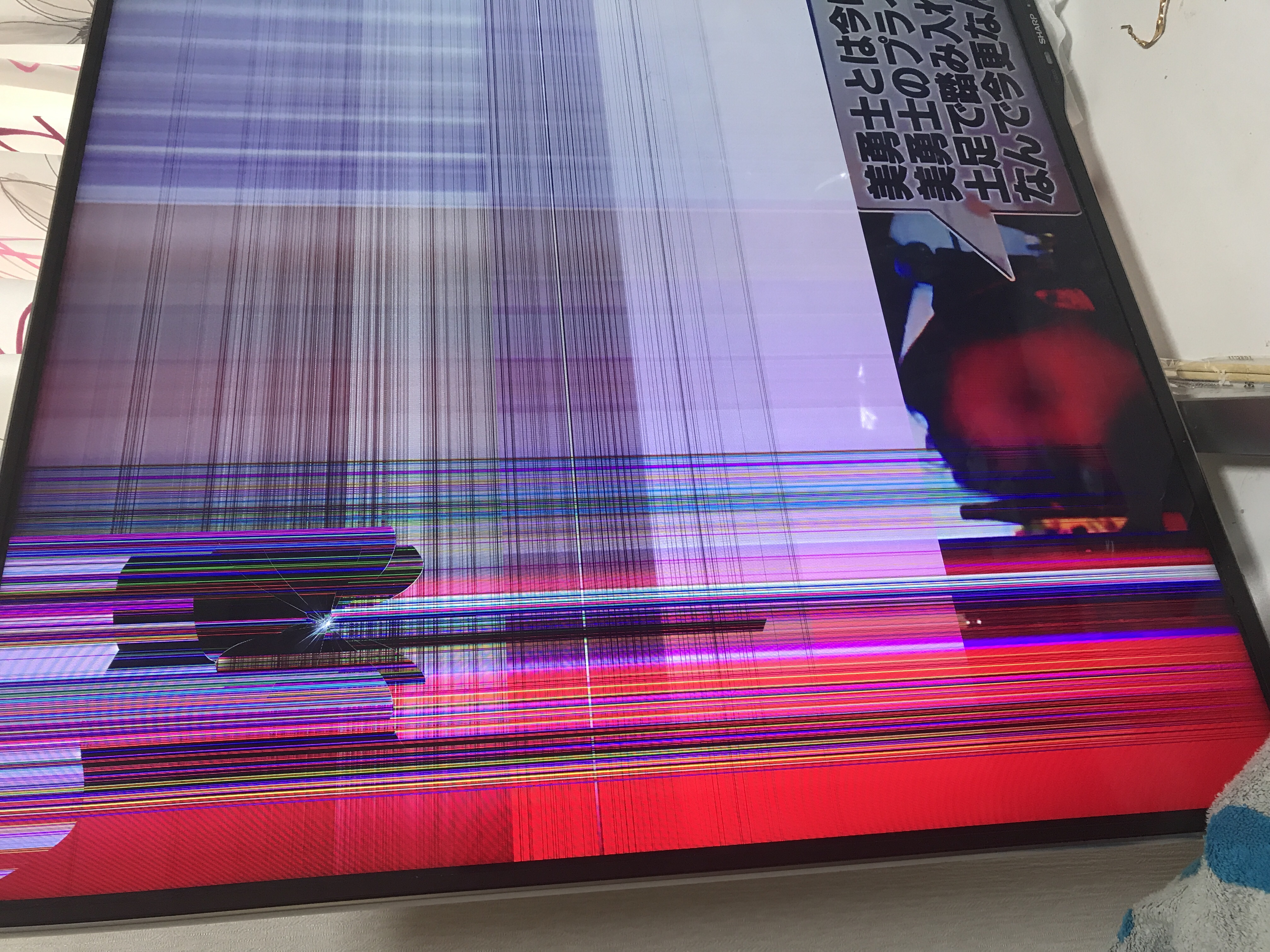 これって治るんですか？ - 中の液晶？が割れてるみたいで外側- Yahoo!知恵袋