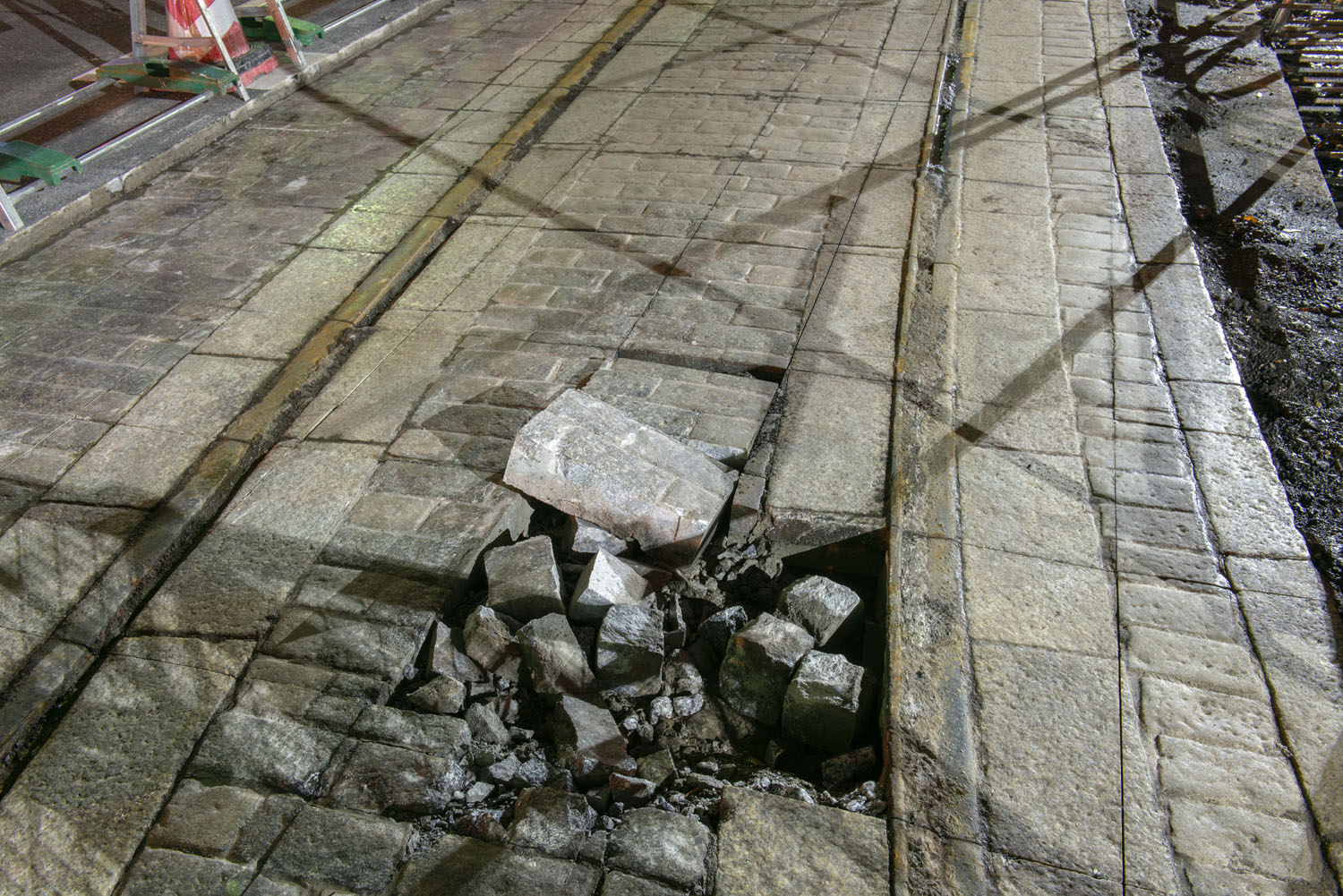 御茶ノ水駅改良工事、消えた聖橋口へむけて人工地盤を延ばすトラベラークレーンが出現2021年9月23日- エキサイトニュース