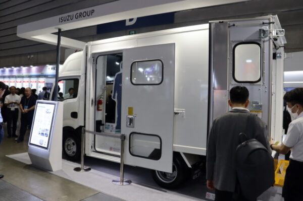 目玉はエルフEVウォークスルーバン!! いすゞとUDが「人とくるまのテクノロジー展」に初の共同出展 - トラック総合情報誌「フルロード」公式WEBサイト