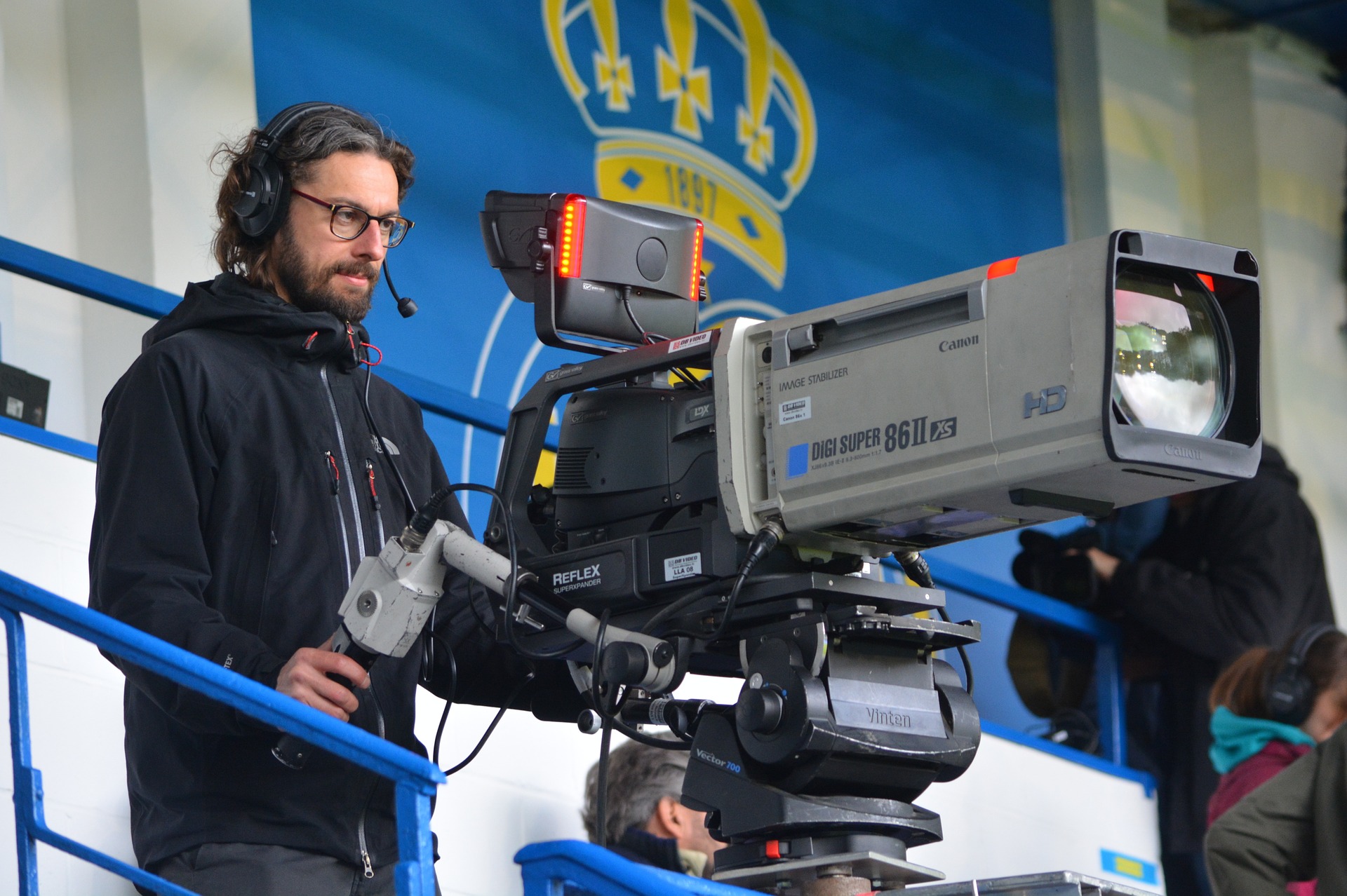 映像ディレクターとは？ 年収や仕事内容、やりがいについてもご紹介！ - 映像制作・動画制作会社 － ARTSTECH アーツテック