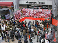 WILLCOM 03」の予約開始、アキバや有楽町には行列も