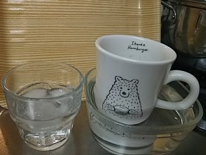 大事なマグカップにガラスのコップが重なって外れない→さまざまな解決案が寄せられ無事に外れるまでの流れ - Togetterトゥギャッター