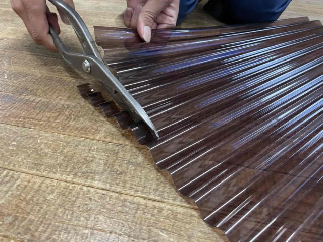 ビニールテープを切る - 電管太郎