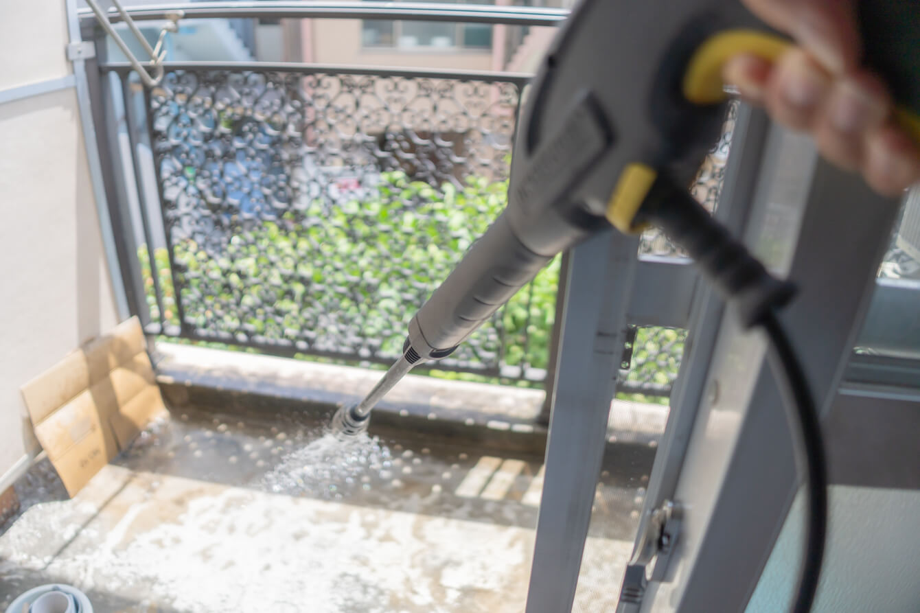ベランダ掃除はどうやる？マンション・戸建てをピカピカにする方法コーナンTips